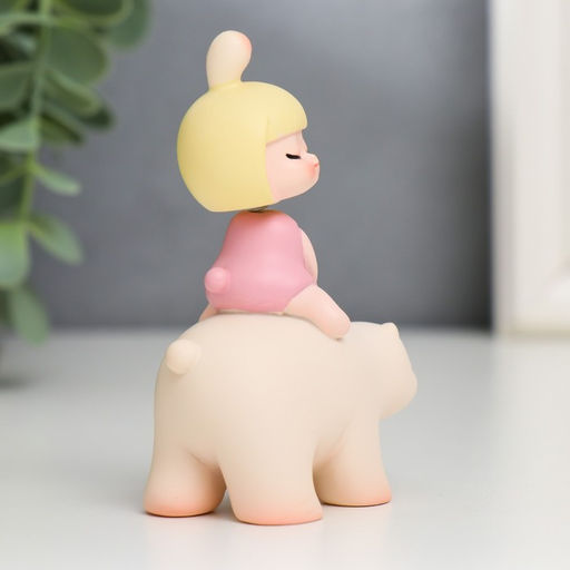 Сувенир полистоун "Малышка на медведе" пружинка 8х3х5,5 см