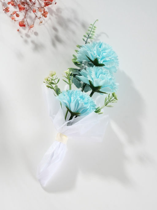 Букет из мыльных лепестков для ванны «Три гвоздики на подиуме», подарочный, голубой, 8×8×25 см