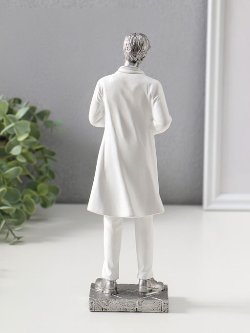 Сувенир полистоун "Мужчина-доктор в белом халате с медицинской картой" 25,5 см