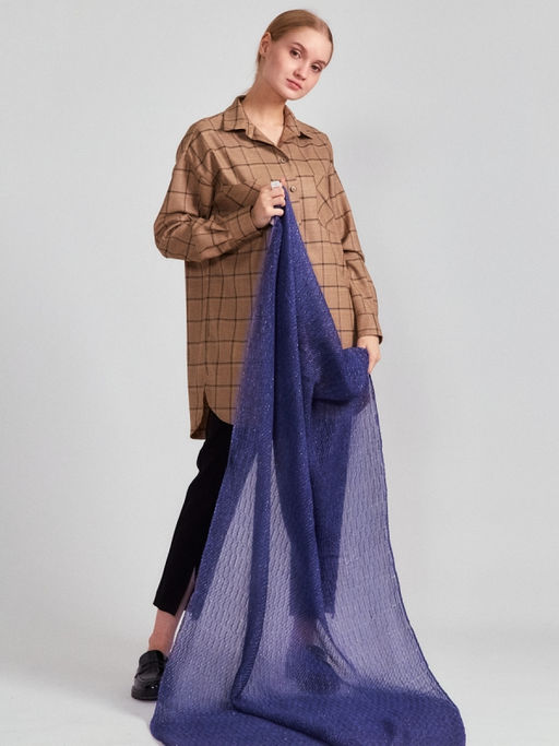 Большой,красивый палантин, выполненный из гофрированной ткани и украшенный тонкими нитями люрекса