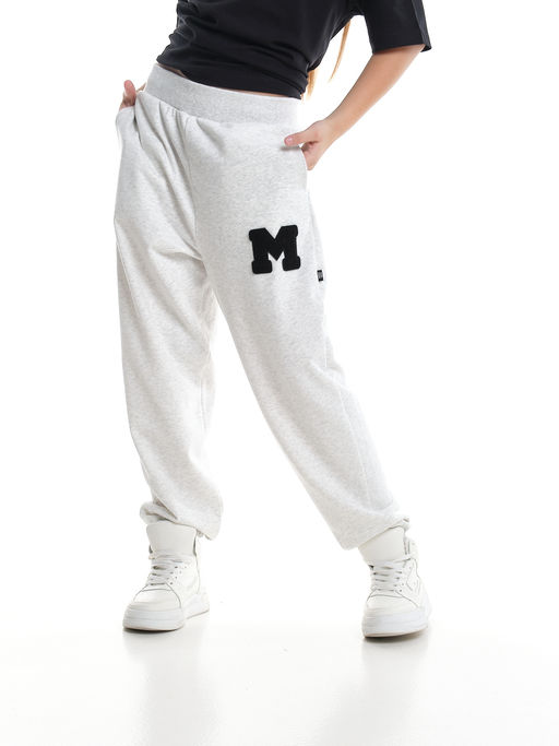 Брюки спортивные с эмблемой 22-7611 светло-серый меланж - Mini maxi фото 45