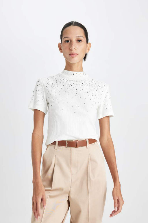 Женская приталенная футболка с короткими рукавами и полуводолазкой в рубчик с вышивкой - Defacto фото 4