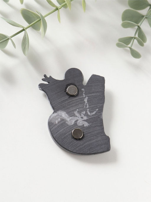 Магнит "Шаман в шкуре медведя с бубном и олень" (барельеф) 7,5см