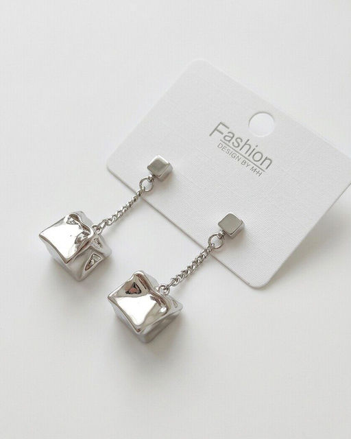 Стильные серьги