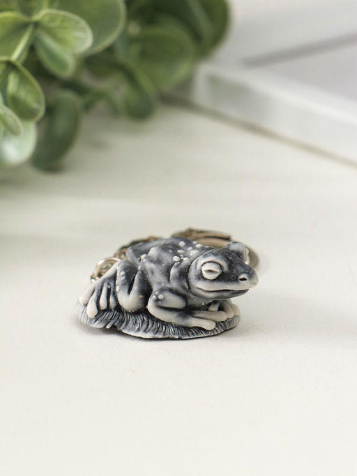 Брелок "Лягушка на листе маленькая" 2 см