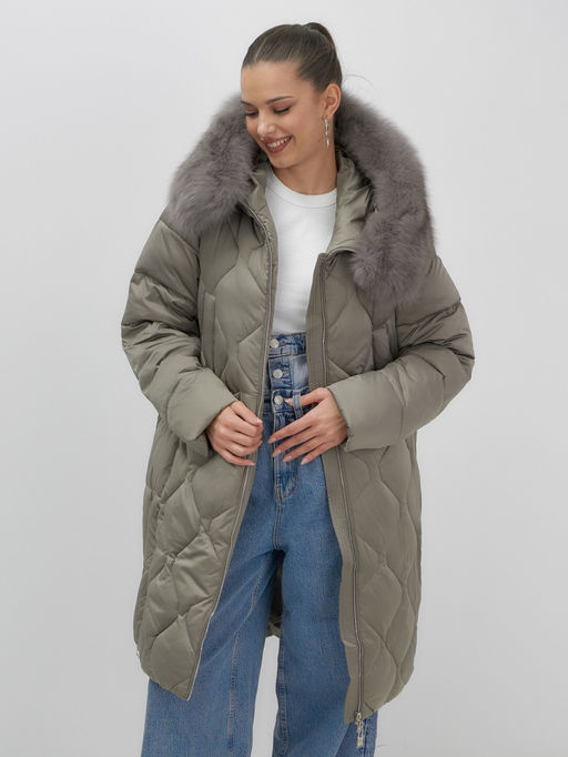 Пальто зимнее утепленное с мехом и капюшоном тренд коричневого цвета 7753K - Visdeer фото 9