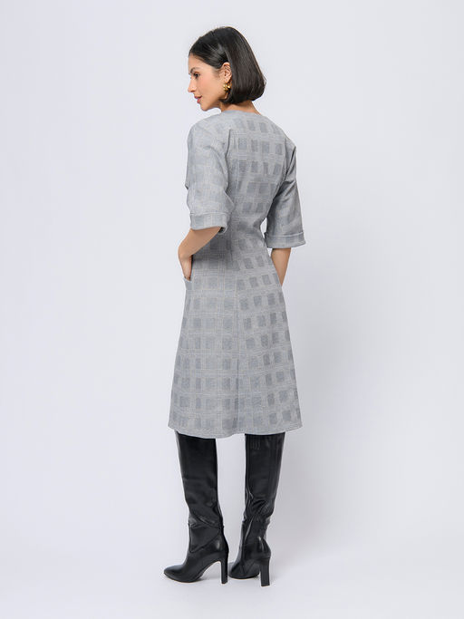 Платье серого цвета длины миди с бежевой клеткой и рукавами 3/4 - 1001dress фото 3