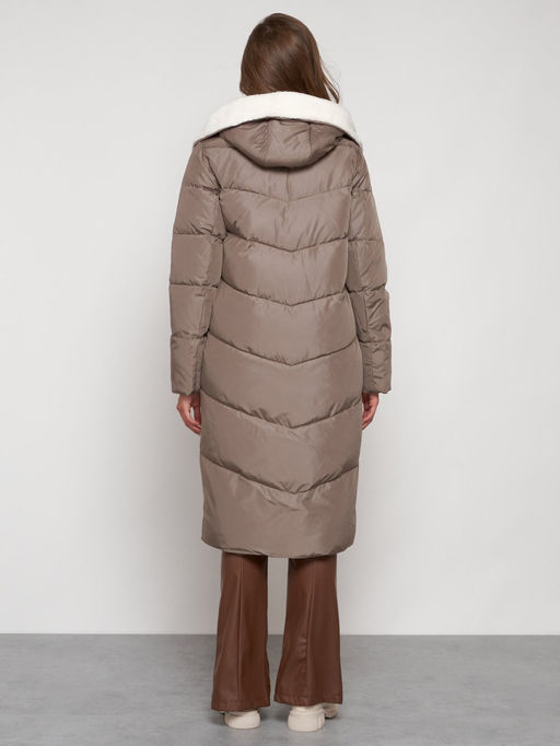 Пальто утепленное с капюшоном зимнее женское коричневого цвета 132255K - Visdeer фото 4