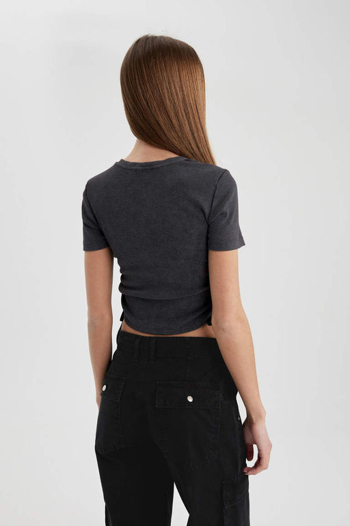 Приталенная футболка с короткими рукавами и сборками со сборками и эффектом выцветания - Defacto фото 5