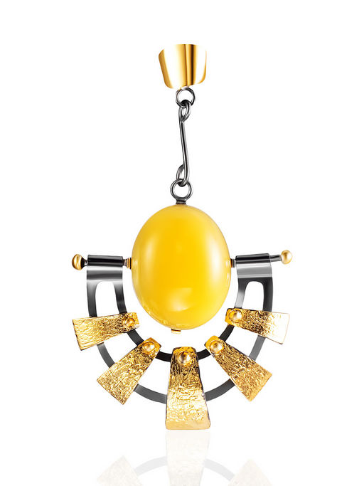 Крупный кулон из янтаря медового цвета Жизнь Ра