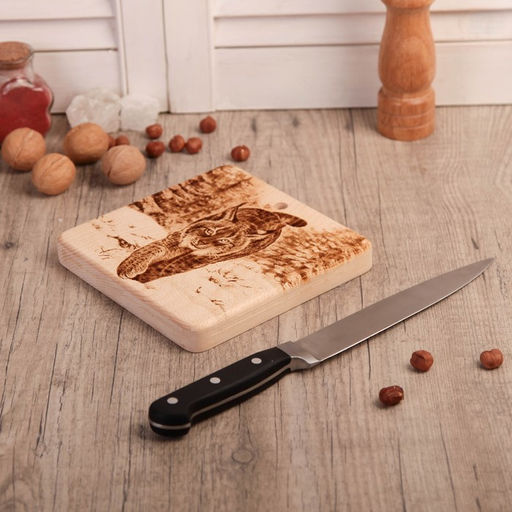 Доска разделочная из массива кедра «Рысь на снегу», 18×18 см