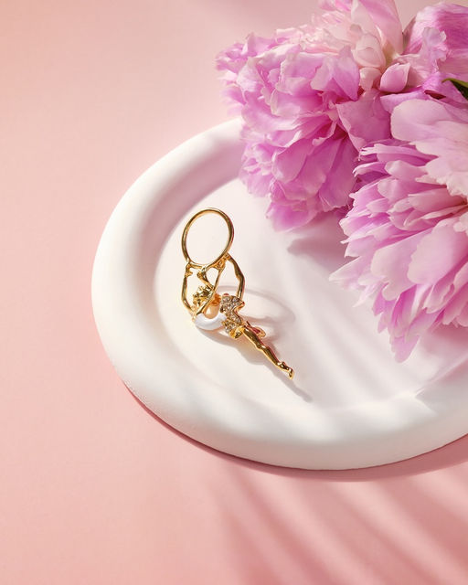 Цена за 2 шт. Брошь Гимнастка с хулахупом, цвет белый в золоте