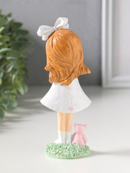 Фигурка полистоун «Малышка в платье в горох, с бантом в волосах, с мишкой», 6.5×4.5×16.8 см