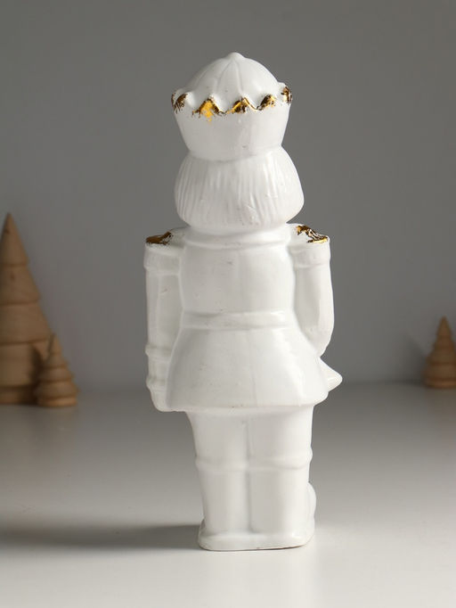 Фигура «Щелкунчик новогодний», 24×10×7.5 см, белый с позолотой