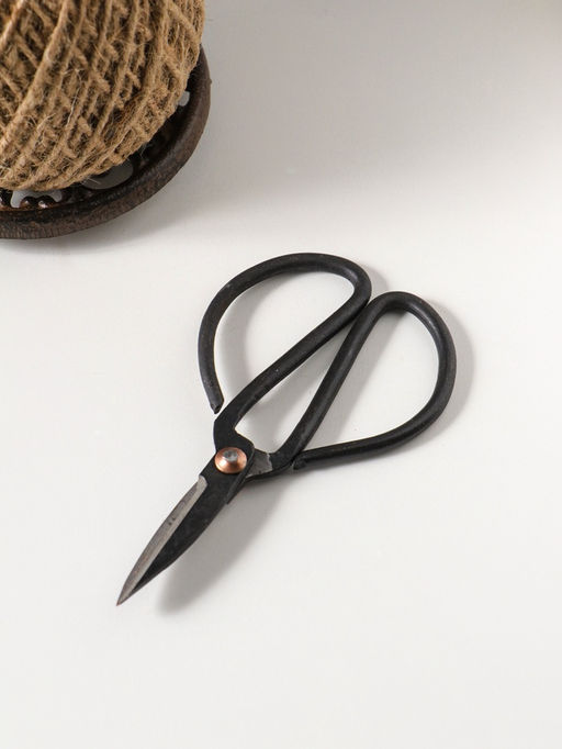 Сувенир катушка для ниток чугун с ножницами "Узоры" 13,2х13,2х23 см