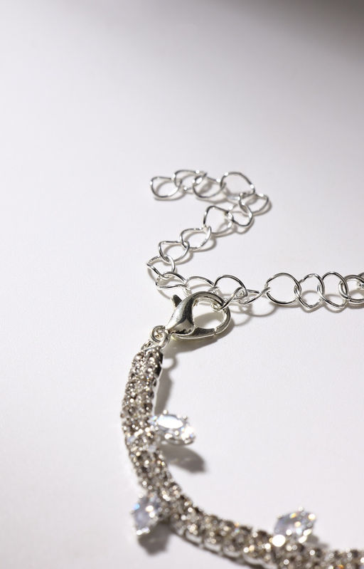 Браслет со стразами «Амелия» лепестки на толстой нити, цвет белый в серебре, 23 см