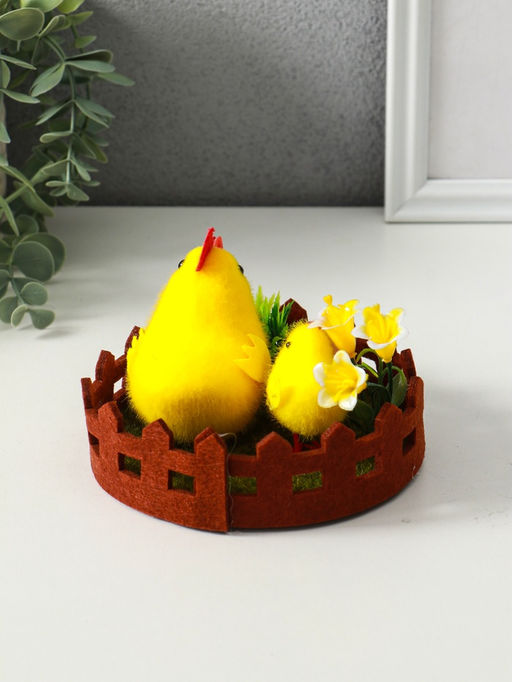 Фигурка пасхальная «Курочка с цыплятами на лужайке с забором», 12.5×12.5×8.5 см