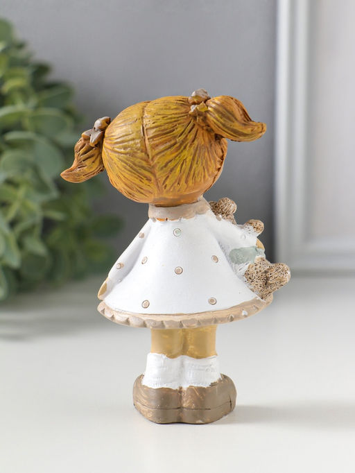 Фигурка полистоун «Девочка с хвостиками в белом платье в горох, с барашком», 6.5×5×10 см