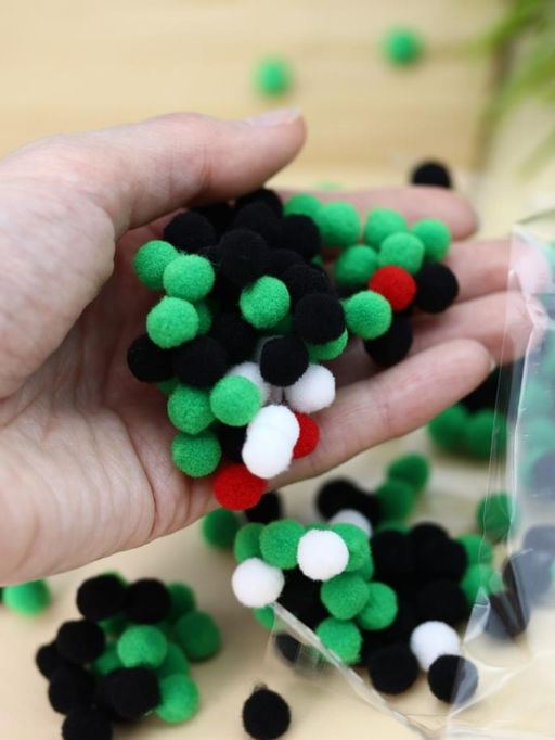 Картина из помпонов на подрамнике Draw Me! Panda in love, (20 х 20 см)