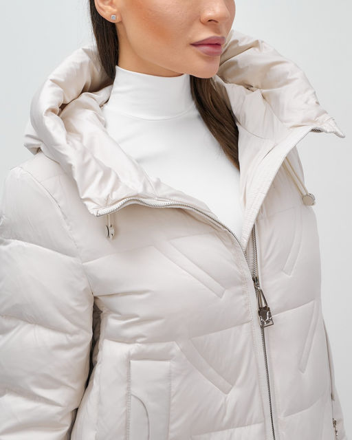 Куртка зимняя женская классическая с капюшоном бежевого цвета 7671B - Visdeer фото 6