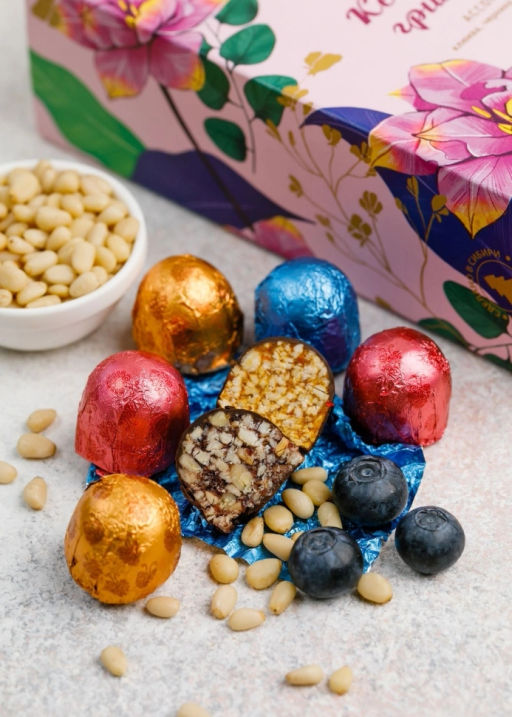 Кедровый грильяж ассорти  клюква, черника, облепиха, 600 г | шоу-бокс | весенняя обложка - Сибирский кедр фото 2