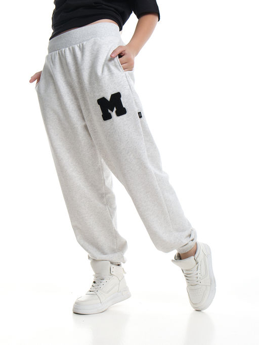 Брюки спортивные с эмблемой 22-7611 светло-серый меланж - Mini maxi фото 49
