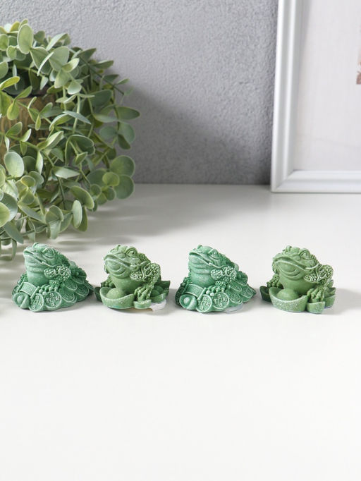Сувенир полистоун "Денежная жаба на монетах со слитком" набор 4 шт зелёный 5х4,3х4 см