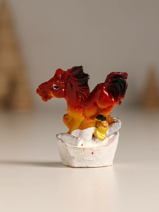 Фигурка полистоун «Конь и служба», 4.5×2.5×5 см, МИКС