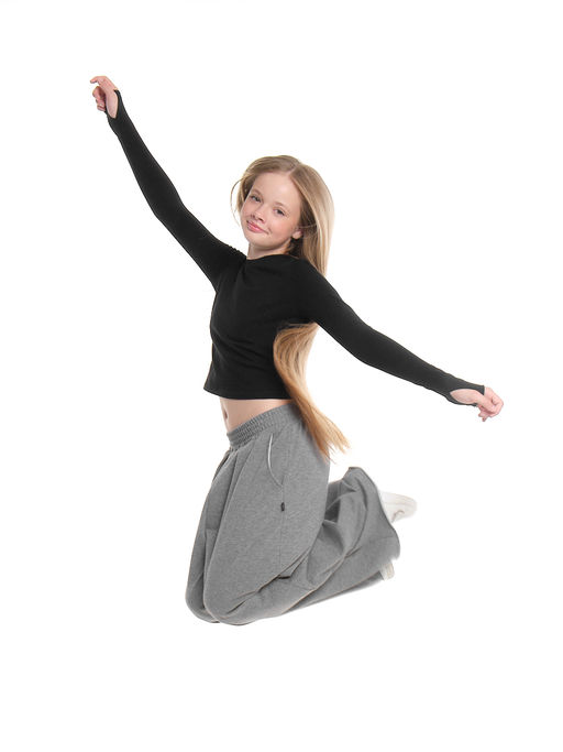 Лонгслив трикотажный спортивный с вырезом для пальца 22-7695 черный - Mini maxi фото 18