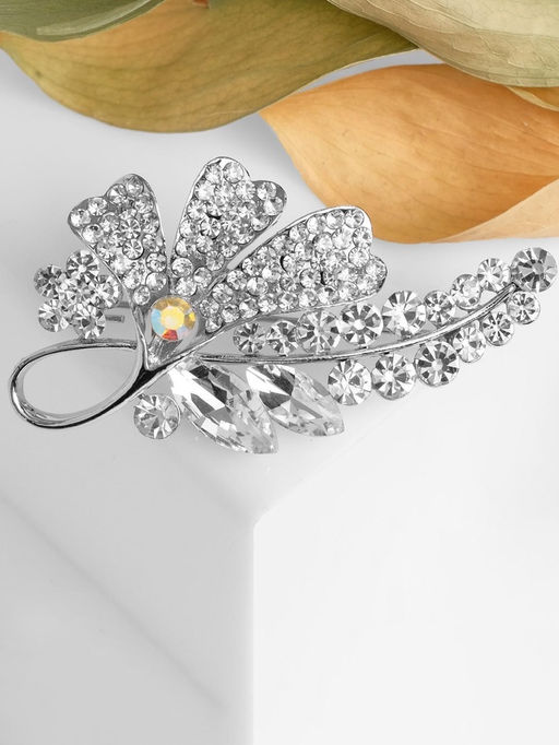 Брошь Цветочная сирень, цвет белый в серебре