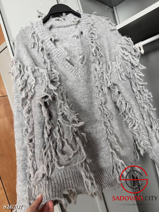 Свитер женский с V-вырезом