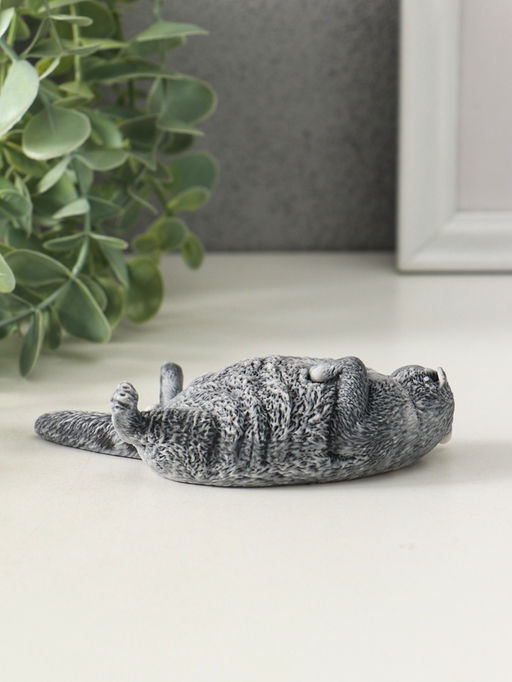 Сувенир "Кот лежит на спине" 3 см
