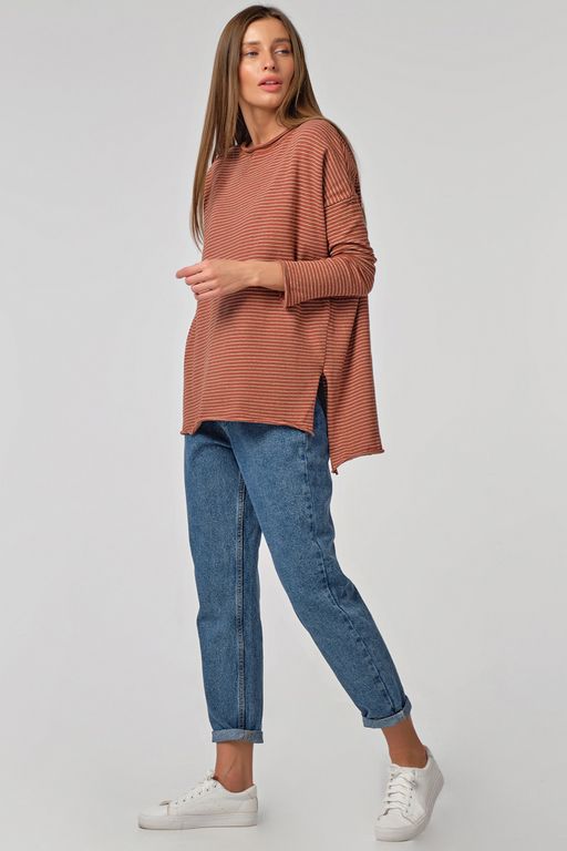 Джемпер трикотажный оверсайз в полоску на кирпичном