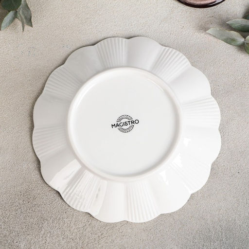 Тарелка фарфоровая пирожковая Magistro Ромашка, d=18,5 см, цвет белый  фото 3