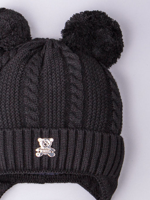 Шапка вязаная детская на завязках, два бубона, на отвороте значок мишка, черный