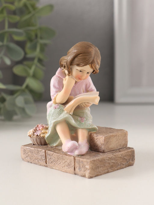 Фигурка полистоун «Малышка читает на лесенках», розово-зелёный, 7×5×8.5 см