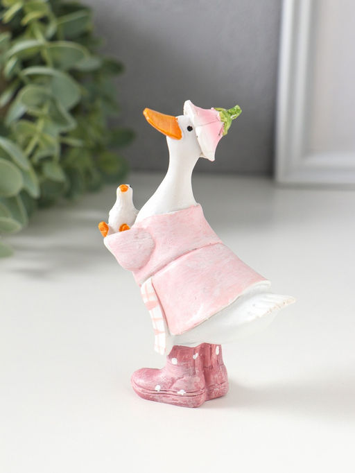 Фигурка полистоун «Гусыня в розовом платье с передником, с малышом», 6×4×9.5 см