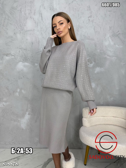 Костюм (свитер и юбка) с бусинками