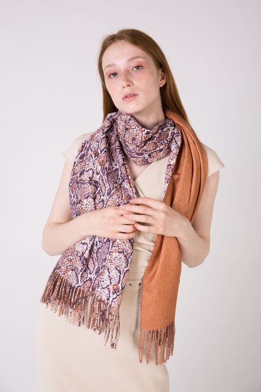 Палантин из полиэсетра и вискозы с бахромой - Модные истории фото 6