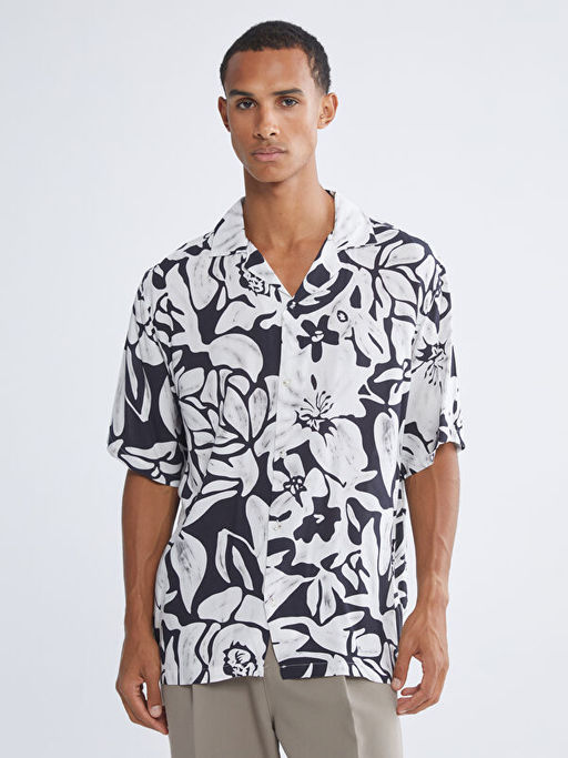 Regular Fit Resort Yaka K?sa Kollu Desenli Viskon Erkek G?mlek