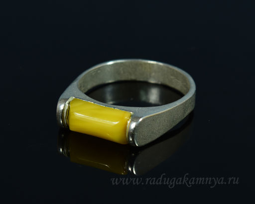 Кольцо с янтарём в посеребрении прямоугольник 10*15мм молочный