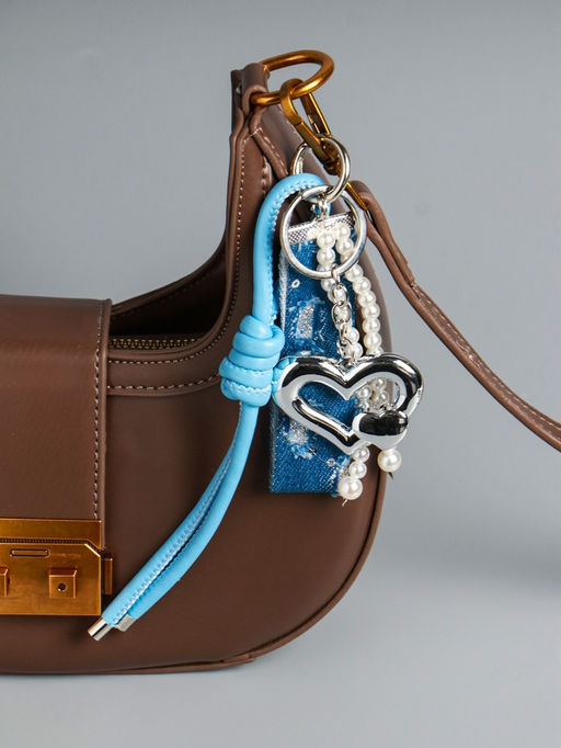 Брелок для ключей на карабине с джинсовым ремешком «Сердце и нить жемчуга», бусины d=0.5 см, на сумку, рюкзак, 18×4.8×2 см