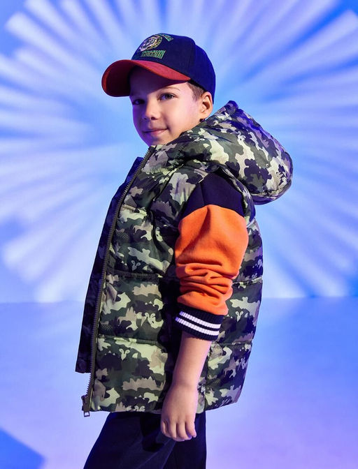 Пуховик для мальчика с камуфляжным рисунком и капюшоном
