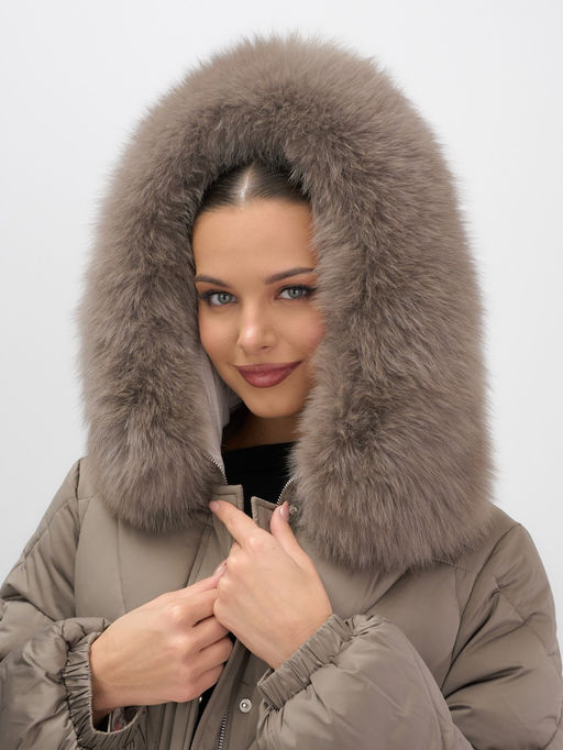 Пальто зимнее утепленное с мехом и капюшоном тренд коричневого цвета 7629K - Visdeer фото 14
