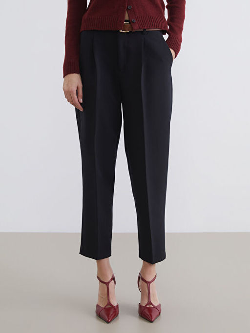 Beli Kemerli Havu? Kesim Kad?n Pileli Pantolon