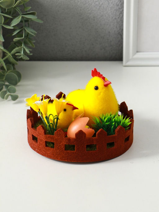 Фигурка пасхальная «Курочка с цыплятами на лужайке с забором», 12.5×12.5×8.5 см