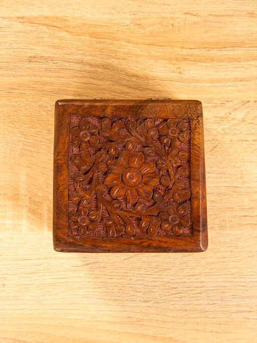 Шкатулка резная, 10×10×6 см, дерево шишам