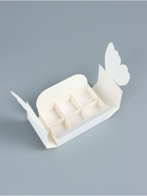 Цена за 4 шт. Коробка для 6 конфет «Бабочка» с раскрывающимися крыльями, белая, 12.6×8.3×4 см