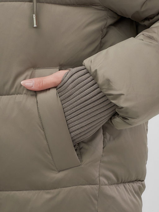 Куртка зимняя женская с мехом и капюшоном тренд коричневого цвета 7658K - Visdeer фото 4