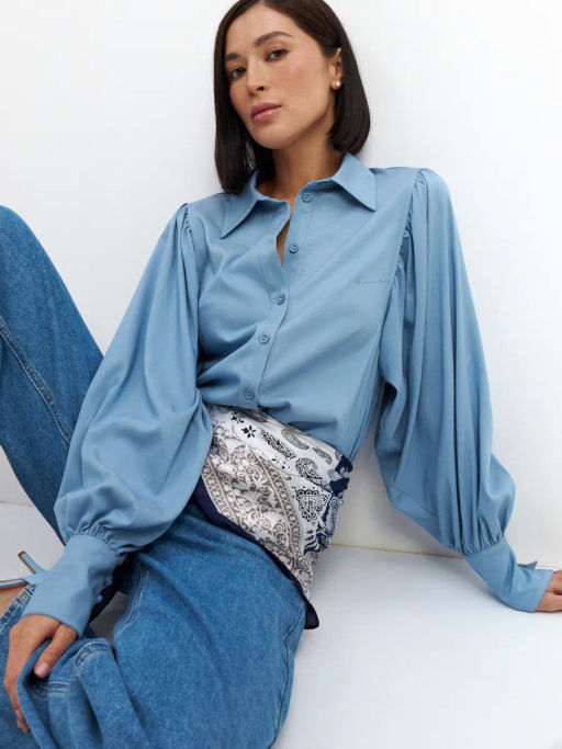 Блузка с объемным рукавом из тонкой джинсы голубой